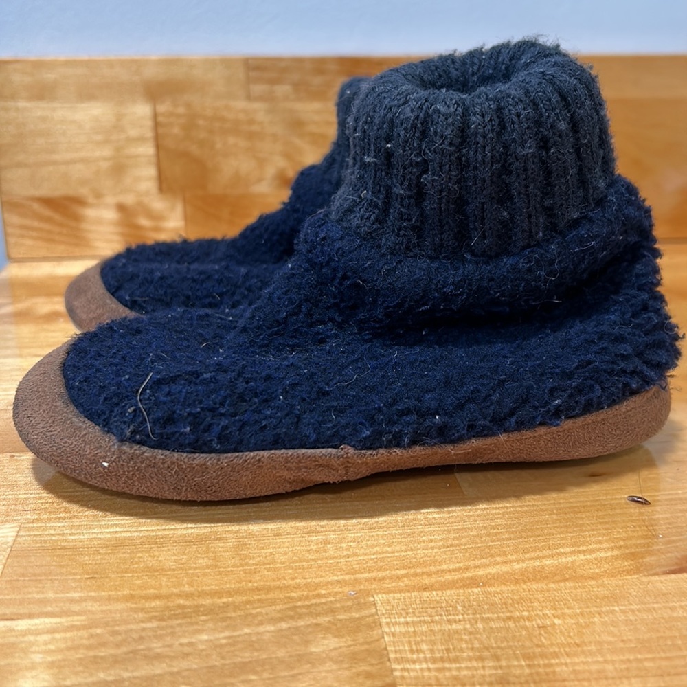 Land’s End navy blue fleece slippers - Picture 2 of 3